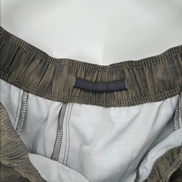 Vuori Men’s Camo Athletic Shorts Olive Green Size L Performance Lined - Picture 7 of 12